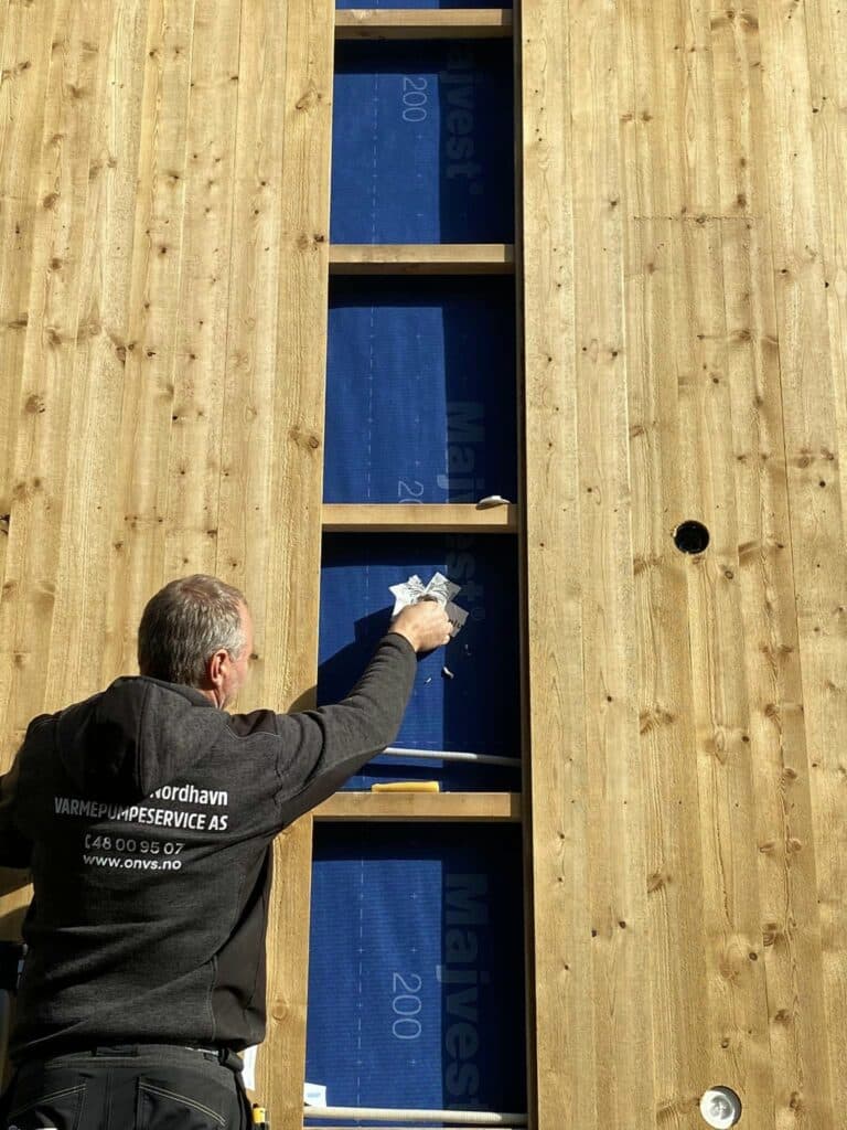 Installasjon av varmepumpe i bolig. Solskjerming av bolig.